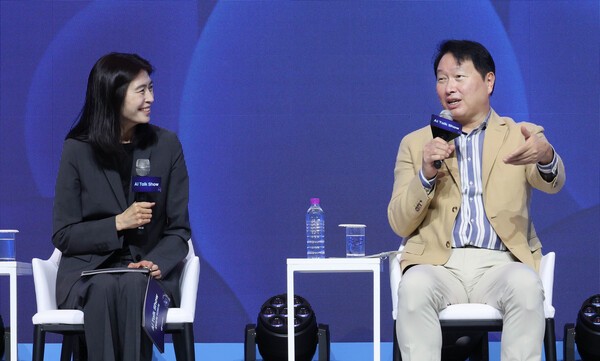 왼쪽부터 정신아 카카오 대표, 최태원 대한상의 회장. /사진=대한상공회의소