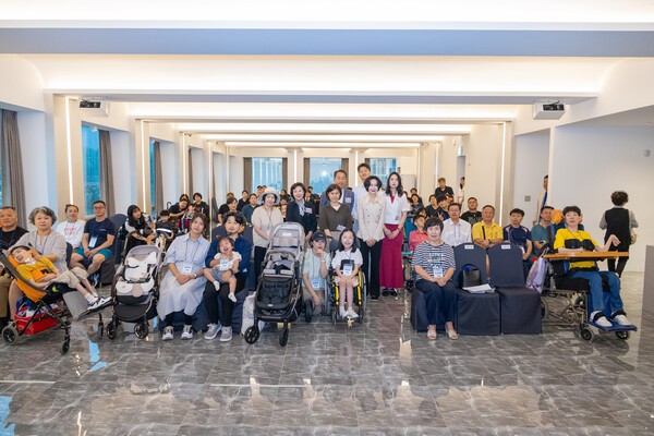 롯데재단 장애인 보조기기 전달식 모습./사진=롯데재단 