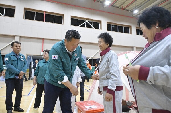최영일 순창군수가 풍산면 다목적체육관 임시대피소에 대피한 집중호우 피해 이재민을 격려하고 있다. /사진=순창군
