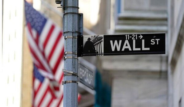 뉴욕 월가의 뉴욕증권거래소(NYSE) 앞./ 사잔=연합뉴스