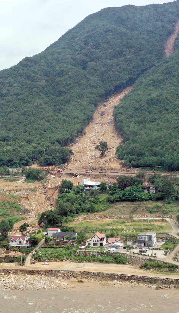 사진설명/지난 20일 오전 경남 산청군 신안면 산청대로 구간에 전날 발생한 호우·산사태로 토사가 흘러내리고 있다./사진=연합뉴스