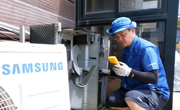삼성전자서비스는 수해 지역에 특별 복구팀을 파견해, 침수된 가전제품과 휴대전화의 무상 점검 및 세척 서비스를 진행하고 있다. /사진=삼성