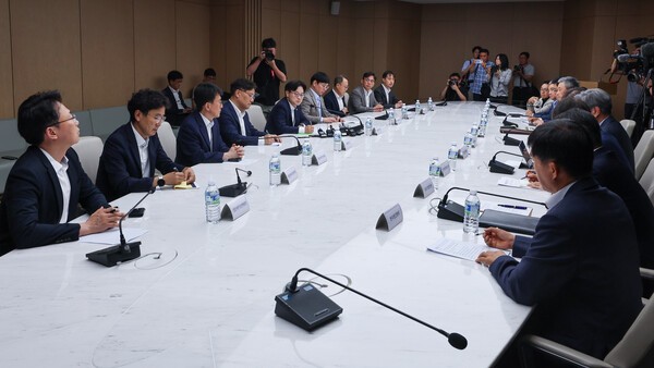 김정관 산업통상자원부 장관이 21일 서울 중구 대한상공회의소에서 열린 경제단체 및 업계와의 대미 통상 긴급점검회의를 주재하고 있다. /사진=연합