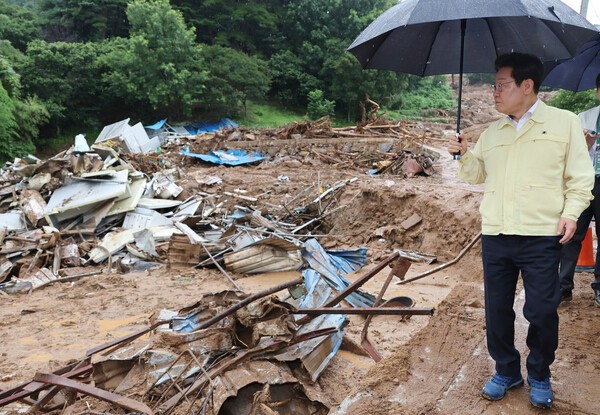 이재명 대통령이 21일 집중호우로 산사태가 발생한 경남 산청군 산청읍 부리마을에서 피해 상황을 점검하고 있다. /사진=연합
