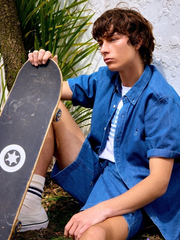 이랜드월드의 후아유에서 선보인 스티브 데님 숏 슬리브 셔츠의 모습./사진=이랜드 