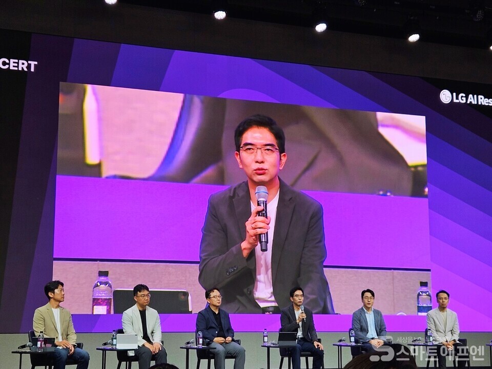 이홍락 LG AI연구원 공동원장 겸 최고AI과학자(CSAI)가 LG AI 토크콘서트에서 발표를 마치코 Q&A 세션에 참여했다. /사진=양대규 기자