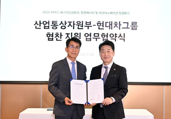 22일 현대 모터스튜디오 고양에서 김동욱 현대차그룹 부사장(사진 왼쪽), 이호현 산업통상자원부 제2차관 (사진 오른쪽)이 기념 촬영을 하고 있다. /사진=현대차그룹