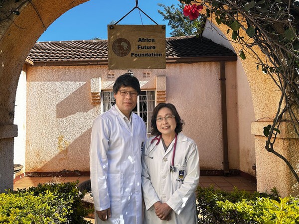 강동원 아프리카미래재단 짐바브웨 지부장(왼쪽)과 전진경 메디컬디렉터 /사진=JW중외제약