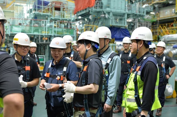 유문기 대표가 엔진 조립공장을 방문해 근무환경과 안전관리 실태를 점검했다. /사진=한화엔진