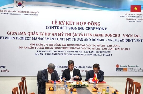 동부건설은 '미안(My An)~까오랑(Cao Lanh) 도로 건설사업'에 대한 공사 도급계약을  체결했다. (사진 오른쪽) 조홍빈 동부건설 토목사업본부장./동부건설 