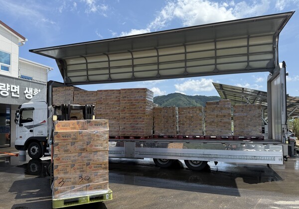 오뚜기가 23일 수해지역에 구호 물품 전달하는 모습이다./사진=오뚜기