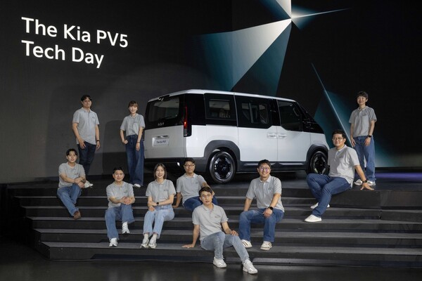 기아는 지난 22일 경기도 광명시에 위치한 아이벡스 스튜디오에서 ‘더 기아 PV5 테크 데이(The Kia PV5 Tech Day)’를 개최하고, 전용 전동화 플랫폼 기반의 전동화 PBV(Platform Beyond Vehicle) ‘PV5’의 핵심 기술 및 개발 전략을 공개했다고 23일 밝혔다. 사진은 더 기아 PV5 테크 데이 발표자 단체 사진. /사진=기아