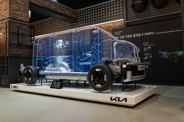 더 기아 PV5에 적용된 E-GMP.S 플랫폼 전시물. /사진=기아