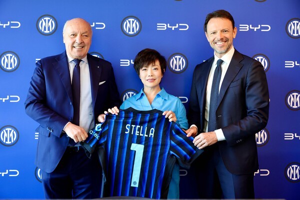 (왼쪽부터) 주세페 마로타 인터 밀란 회장 겸 CEO, 스텔라 리 BYD 부회장, 조르지오 리치 인터 밀란 CRO가 기념촬영을 하고 있다. /사진=BYD