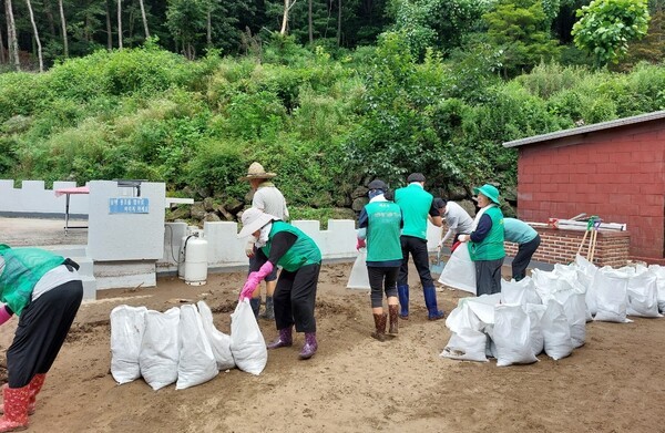 포천시 공무원 등이 집중호우 피해 현장에서 복구 작업을 벌이고 있다.     / 사진 = 포천시