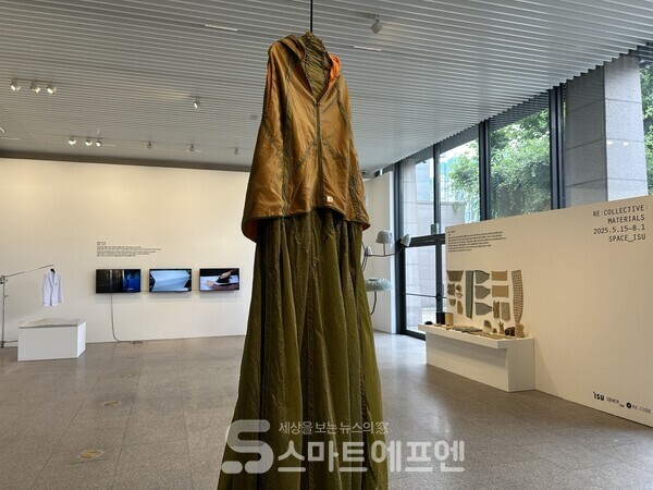 코오롱FnC가 서울 서초구 스페이스 이수에서 폐소재의 순환 가능성과 재해석을 주제로 한 래코드의 ‘리콜렉티브: 머터리얼스(RE; COLLECTIVE: MATERIALS)’ 전시가 오는 8월 1일까지 열린다. 사진은 전시 중 군용 낙하산으로 만든 오브제의 모습./사진=김선주 기자 