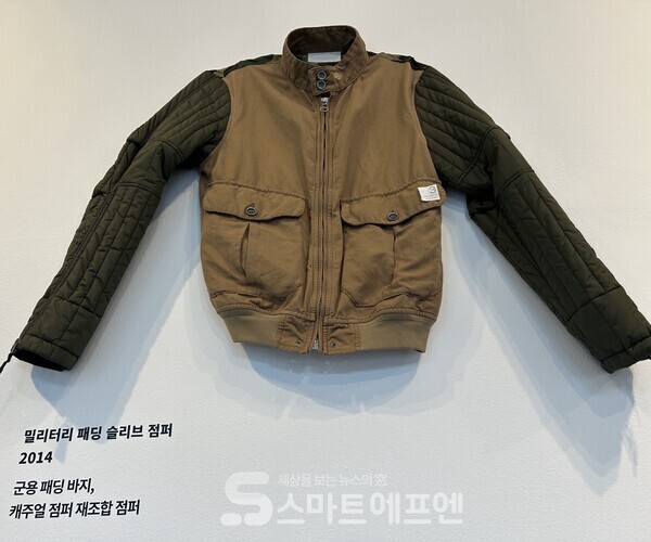 밀리터리 패딩 슬리브 점퍼의 모습으로 앞 주머니에는 숫자 3이 쓰여 있다. 이 옷은 단 3벌밖에 만들어지지 않았다는 뜻이다./사진=김선주 기자 