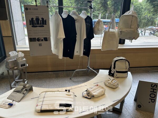 불량 에어백을 활용해 노트북 가방, 파우치 등을 만든다./사진=김선주 기자 