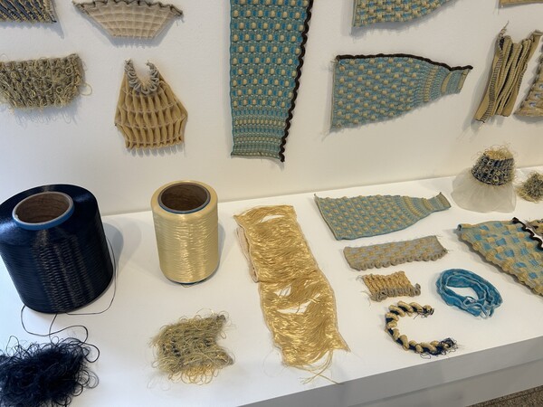 헤라크론은 고온과 고압, 외부 충격에도 형태를 유지하는 고밀도의 파라 아라미드 섬유다. 헤라크론의 원사를 균사의 실타래처럼 풀어 3D니팅 기술을 활용해 설치 작품으로 재탄생됐다./사진=김선주 기자 