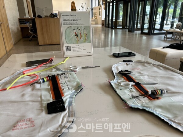 자동차 에어백을 활용한 키링 제작 업사이클링 워크숍 ‘리테이블’에서 사용되는 키링 제작 키트의 모습이다./사진=김선주 기자 