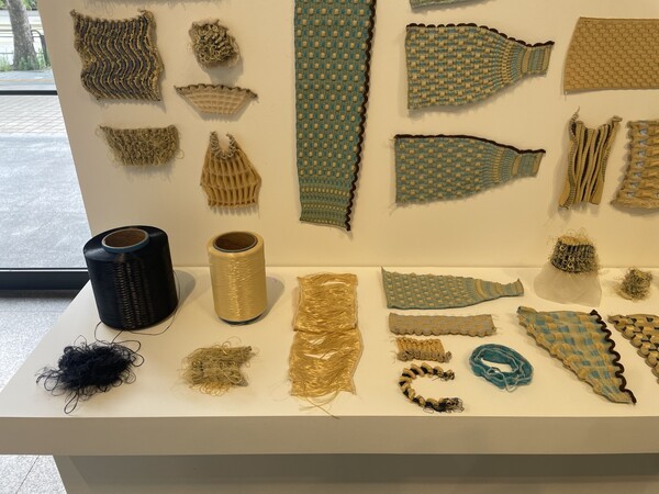 고기능 소재 섬유 ‘헤라크론’을 3D 니팅 방식으로 만든 작품이다./사진=한시온 기자