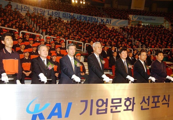 대표적인 빅딜기업인 한국항공우주산업(KAI)이 2002년 4월 경남 창원실내체육관에서 길형보 사장(왼쪽에서 네번째) 등 임직원 3000여명이 참석한 가운데 출범 30개월만에 빅딜을 완성, 재도약을 선언하는 기업문화 선포식을 갖고 있다. /사진=연합뉴스