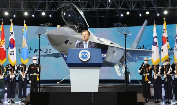 2021년 4월 9일 문재인 대통령이 경남 사천시 한국항공우주산업 고정익동에서 열린 한국형전투기 보라매(KF-21) 시제기 출고식에서 기념연설을 하고 있다. /사진=연합뉴스