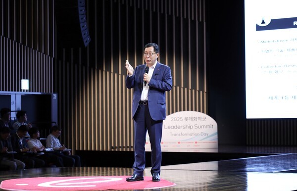 롯데화학군은 지난 22일 롯데인재개발원 오산캠퍼스에서 롯데케미칼, 롯데정밀화학, 롯데에너지머티리얼즈, 롯데알미늄 등 롯데화학군 임원 및 팀장을 대상으로 ‘2025 Leadership Summit’ 을 개최했다고 24일 밝혔다. 사진은 이영준 롯데화학군 총괄대표가 강연하고 있다. /사진=롯데케미칼