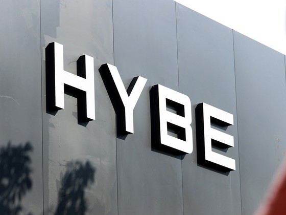 경찰이 방시혁 하이브 의장의 사기적 부정거래 의혹과 관련 압수수색한 서울 용산구 하이브 사옥./사진=연합뉴스