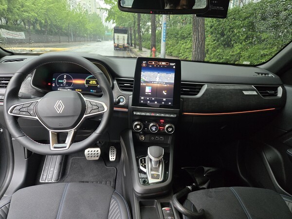 2026년형 르노 아르카나 하이브리드 E-Tech 센터페시아. /사진=김동하 기자