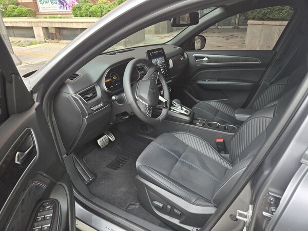 2026년형 르노 아르카나 하이브리드 E-Tech 1열 인테리어. /사진=김동하 기자