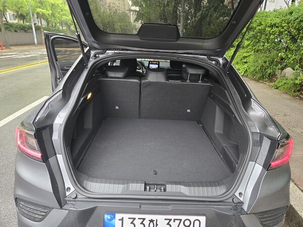 2026년형 르노 아르카나 하이브리드 E-Tech 트렁크. /사진=김동하 기자