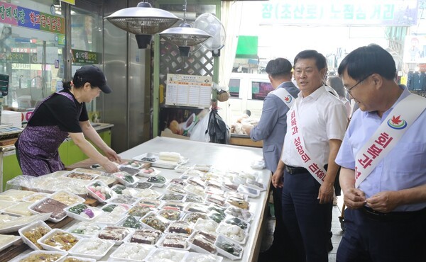 지난 24일 민생회복 소비쿠폰 사용 독려를 위해 샘고을시장을 찾아 현장을 둘러보는 이학수 정읍시장. /사진=정읍시