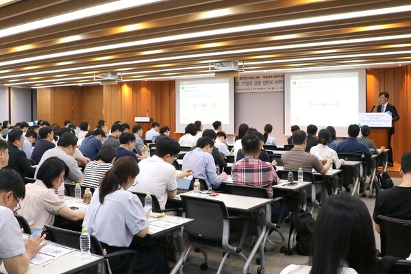 법무법인 화우와 매일경제신문이 지난 23일 공동주최한 '법이 바뀌면, 기업의 경영전략도 바뀌어야 합니다' 주제의 상법 개정안 세미나에서 참석자들이 강연을 경청하고 있다. /사진=법무법인 화우