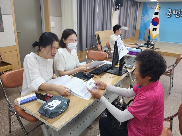 읍면 단위 '찾아가는 서비스'를 통해 어르신에게 소비쿠폰을 전달하고 있다. /사진=보성군