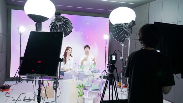 올리브영의 모바일 라이브 커머스 '올영라이브'를 하는 모습./사진=CJ올리브영