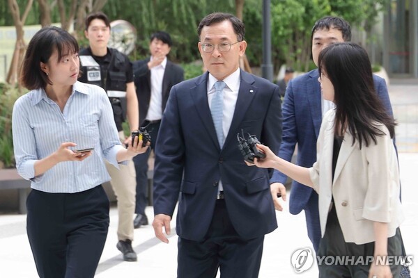 23일 김건희 특검에 출석하는 정근수 전 신한은행 부행장. /사진=연합뉴스