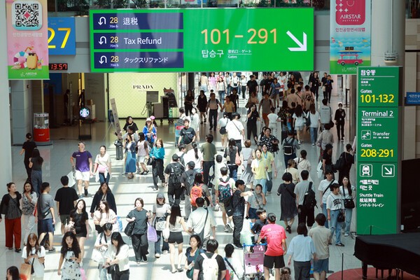 27일 여름 성수기를 맞은 인천국제공항 제1여객터미널 면세 구역이 승객으로 붐비고 있다.  /사진=연합뉴스