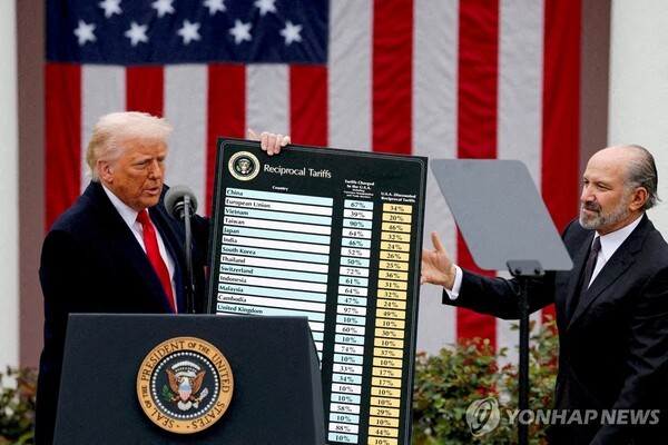 도널드 트럼프 미국 대통령과 하워드 러트닉 미국 상무장관 /사진=연합뉴스