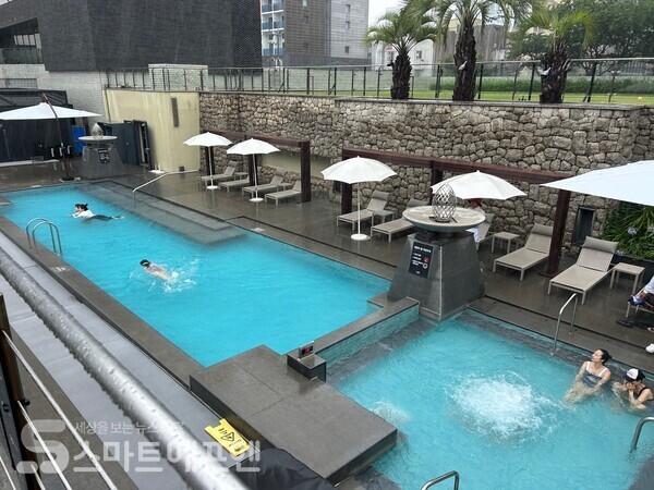 메종 글래드 제주의 야외수영장 모습./사진=김선주 기자