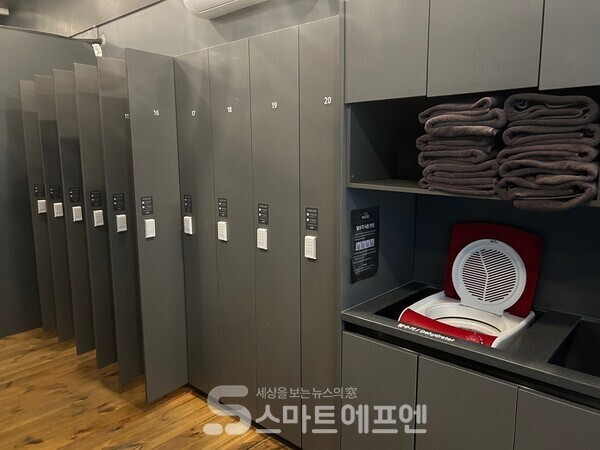 야외수영장 1층에 있는 탈의실에는 라커룸, 탈수기, 헤어드라이기 등이 구비됐다./사진=김선주 기자