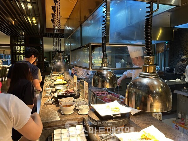 메종 글래드 제주는 오는 8월 31일까지 여름 시즌 뷔페 '서머 푸드 다이닝 프로모션'을 선보인다./사진=김선주 기자