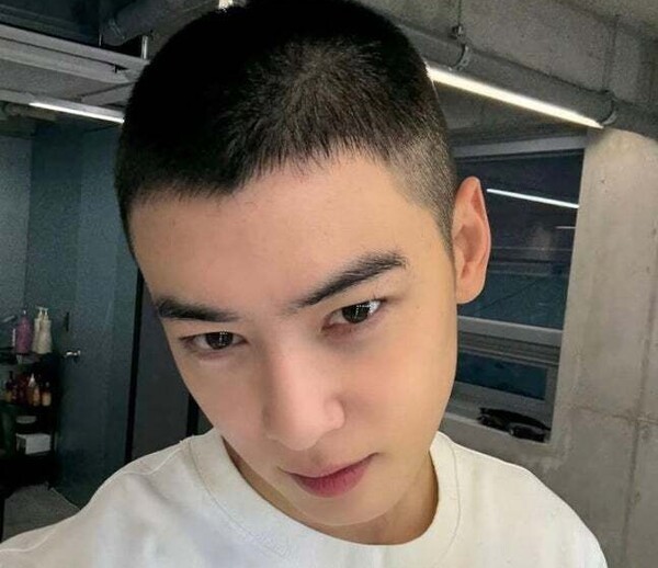 짧게 자른 머리를 공개한 차은우 / 사진=인스타그램 캡처