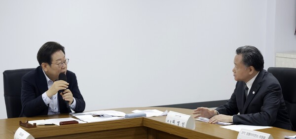 이재명 대통령이 25일 경기 시흥시 SPC 삼립 시화공장에서 열린 산업재해 근절 현장 노사간담회에서 발언하고 있다. 이 대통령 오른쪽은 허영인 SPC그룹 회장 /사진=대통령실통신사진기자단