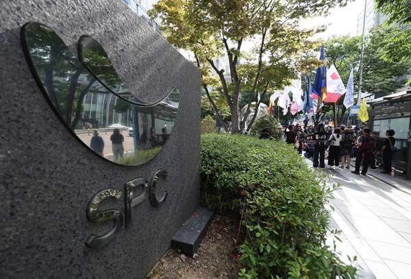 대한불교조계종 사회노동위원회, 천주교서울교구 노동사목위원회, 한국기독교교회협의회 교회와 사회위원회, 파리바게뜨 노동자 힘내라 공동행동 등이 7월 5일 서울 서초구 SPC그룹 본사 앞에서 'SPC삼립 산재사망사고 49재 추도식'을 열고 있다. /사진=연합