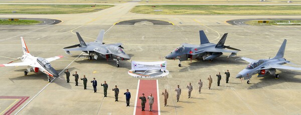 이영수 공군참모총장과 라시드 모하메드 알 샴시 UAE 공군방공사령관(소장)이 2025년 4월 16일 한국항공우주(KAI)에서 KF-21 포괄적 협력에 관한 의향서를 체결, 국산 항공기를 배경으로 기념 촬영하고 있다. /사진=공군