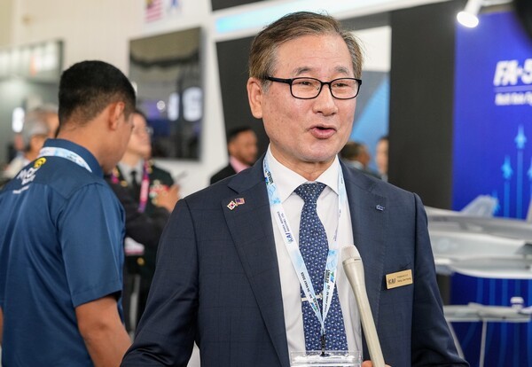 강구영 한국항공우주산업 사장(KAI)이 2025년 5월 21일(현지시간) 말레이시아 랑카위에서 열린 방산전시회 'LIMA 2025'에서 국방부 공동취재단과 인터뷰하고 있다. /사진=KAI