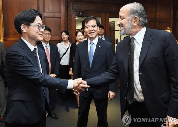 김정관 산업통상자원부 장관(왼쪽)이 24일(현지시간) 미국 워싱턴 DC 상무부 회의실에서 하워드 러트닉 상무부 장관과 악수하고 있다.                          /사진=연합뉴스