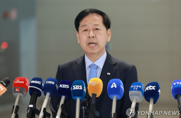 스콧 베선트 미국 재무장관과 면담하기 위해 워싱턴DC로 향하는 구윤철 부총리 겸 기획재정부 장관이 29일 인천국제공항 제2여객터미널에서 취재진의 질문에 답하고 있다.                            /사진=연합뉴스 