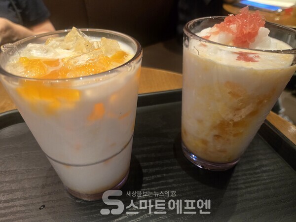스타벅스에서 망고를 활용해 출시한 여름 프로모션 음료 '망고 라떼'와 '자몽 망고 코코 프라푸치노(오른쪽)'의 모습이다./사진=김선주 기자